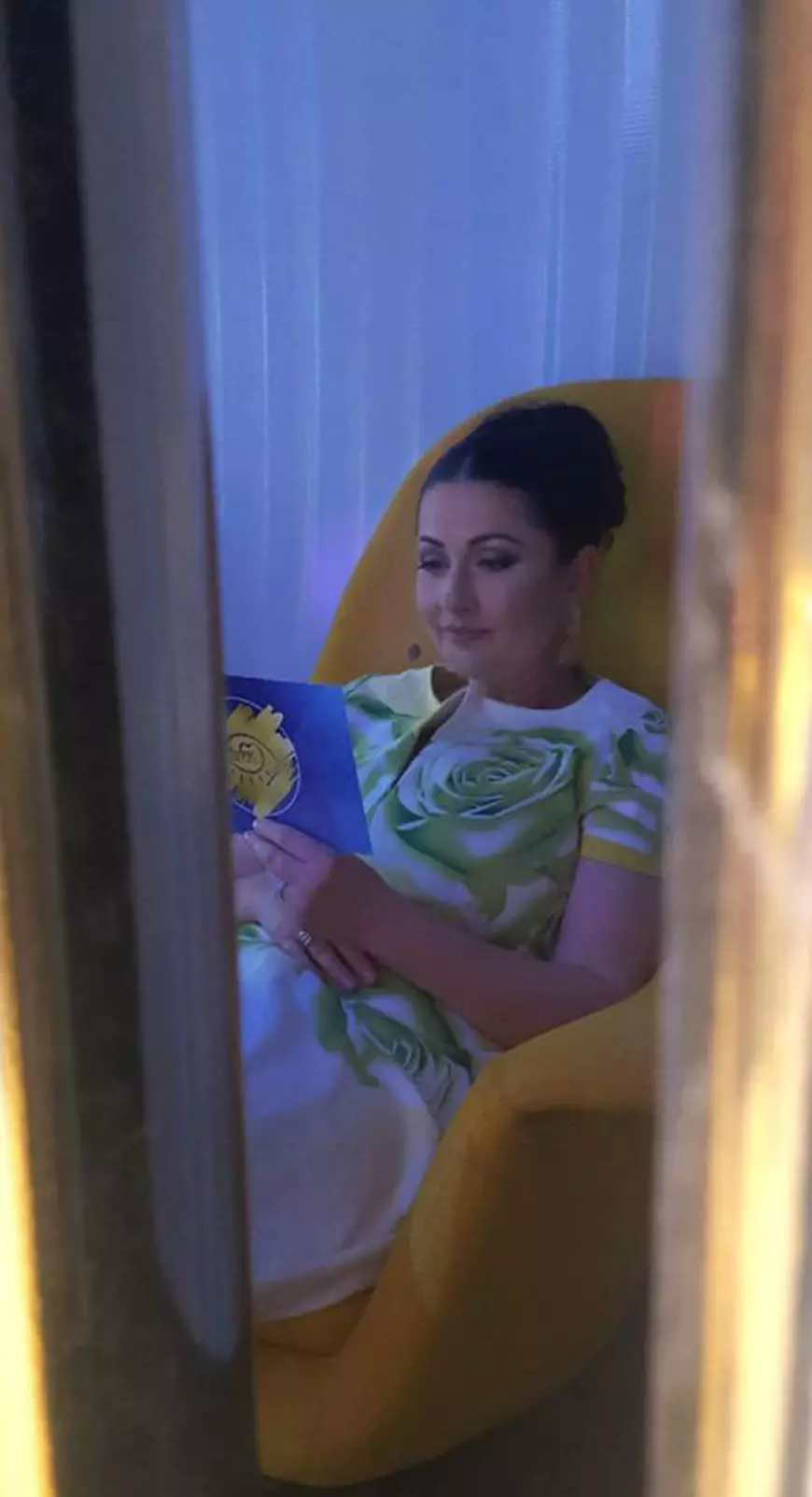 Gabriela Cristea, la un pas să nu intre la timp emisiune. I-au ars rochia cu fierul de călcat!