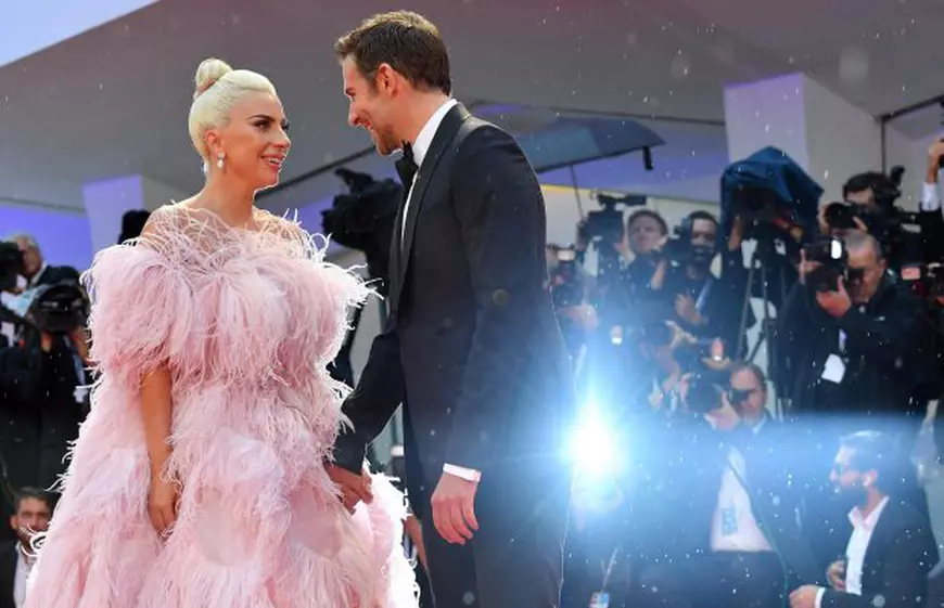 Lady Gaga, supriză uriaşă la concertul din Las Vegas. L-a adus pe Bradley Cooper pe scenă