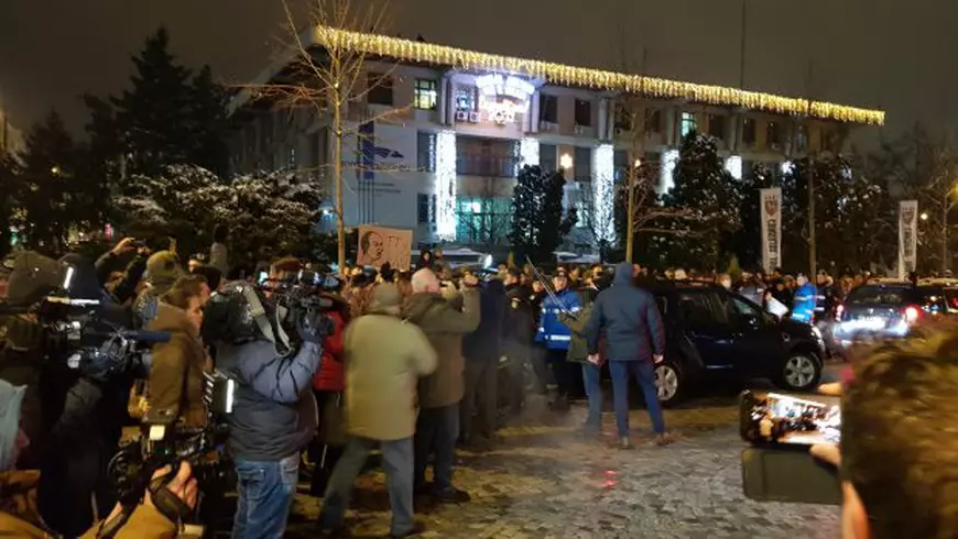 VIDEO&FOTO/ Iohannis, primit cu urale la Iași: "Fiți mai ferm, domnule președinte! Vrem autostrăzi, nu borfași pe străzi"