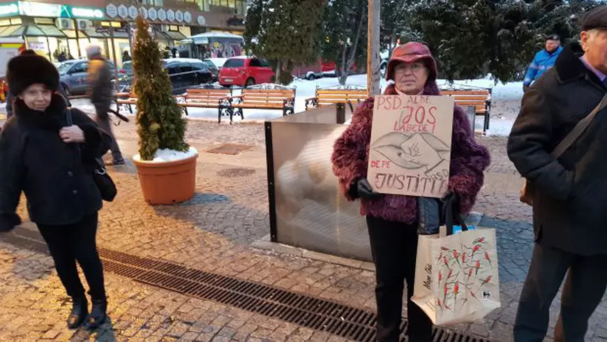 VIDEO&FOTO/ Iohannis, primit cu urale la Iași: "Fiți mai ferm, domnule președinte! Vrem autostrăzi, nu borfași pe străzi"