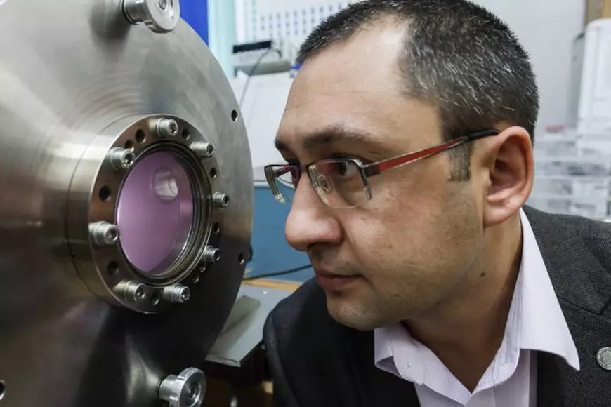 VIDEO&FOTO/O echipă de cercetători ieșeni a creat în laborator praf interstelar printr-o metodă unică în lume. Misiunile spațiale ar putea fi planificate mai exact