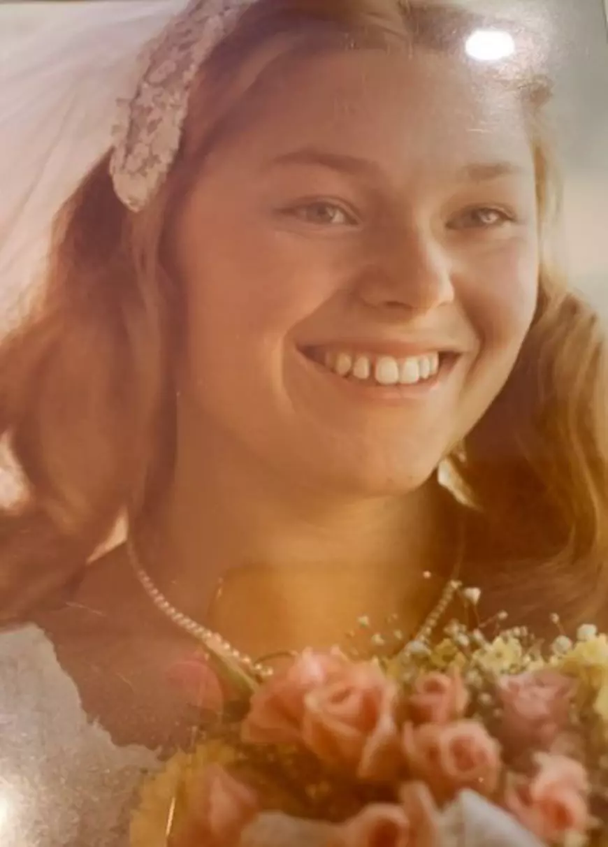 Colierul lui Lowe, în fotografia de nuntă, se numără printre piesele pierdute de bijuterii (FOTO: Arhiva Perosnală)