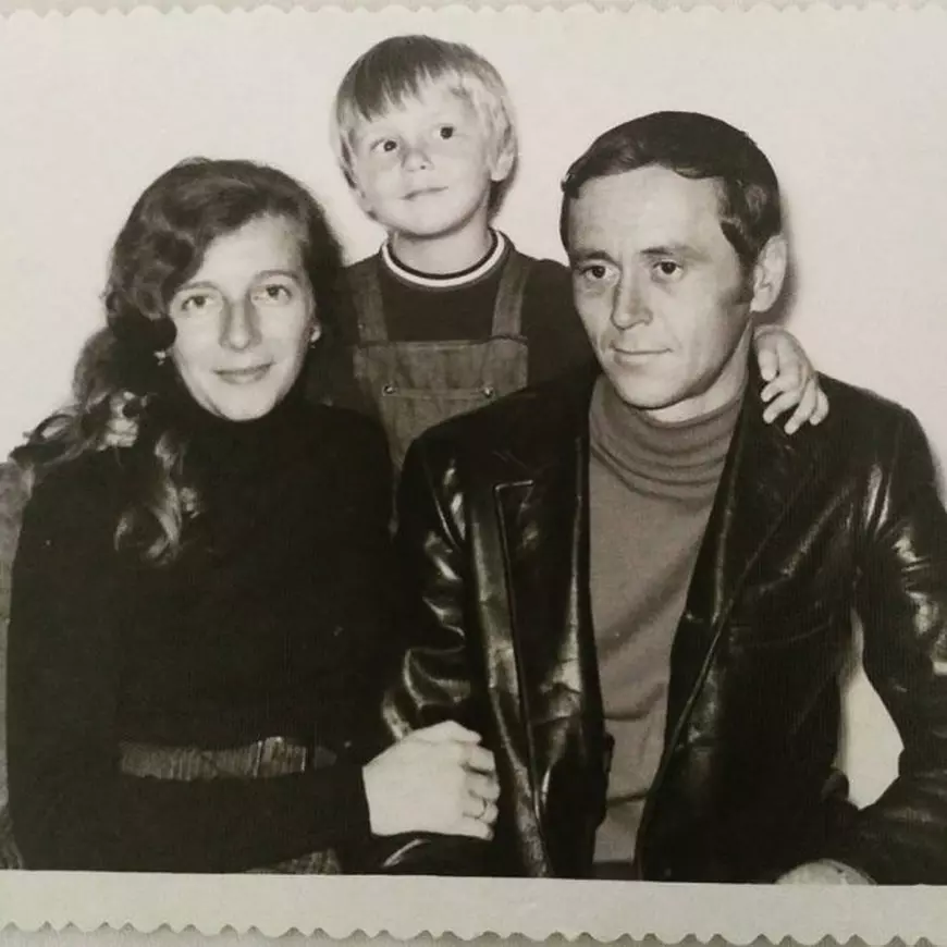 Fotografie de familie, cu Mihai Stoica... copil, încadrat de părinții săi