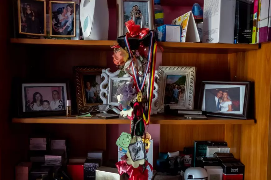 Statul român nu decontează diagnosticarea uneia dintre cele mai înspăimântătoare afecțiuni! Cum se descurcă un cuplu tânăr cu o boală fără remediu!