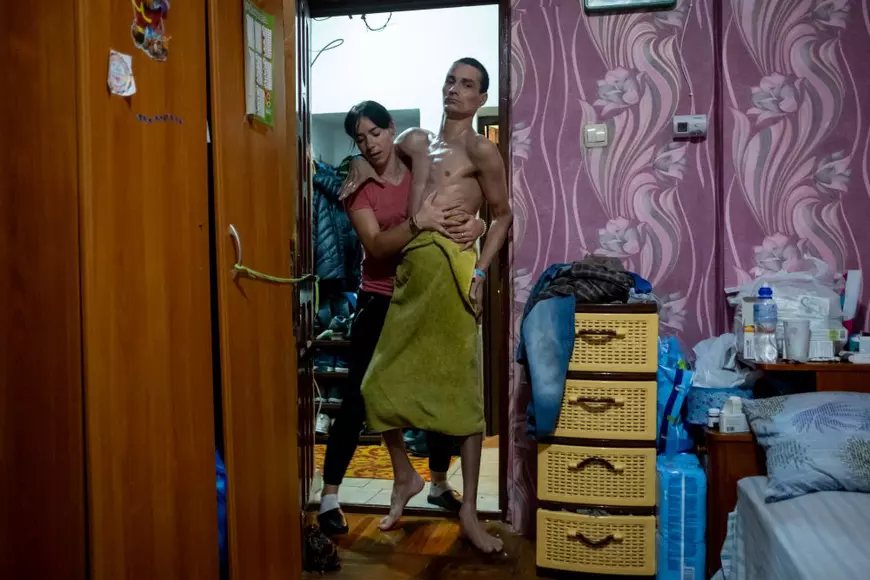 Statul român nu decontează diagnosticarea uneia dintre cele mai înspăimântătoare afecțiuni! Cum se descurcă un cuplu tânăr cu o boală fără remediu!