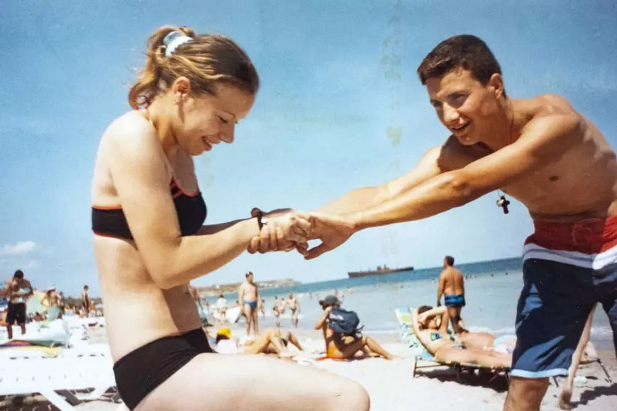 Statul român nu decontează diagnosticarea uneia dintre cele mai înspăimântătoare afecțiuni! Cum se descurcă un cuplu tânăr cu o boală fără remediu!