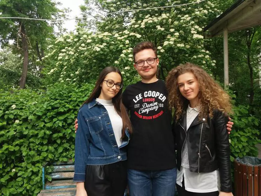 FOTO/Lecție de solidaritate. Colegii lui Rareș, un adolescent din Vaslui diagnosticat cu o boală gravă, s-au implicat într-o campanie fără precedent. Au strâns 80.000 de euro în două săptămâni