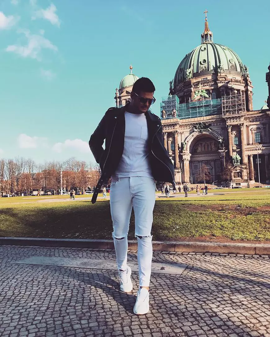 Fostul prezentator TV Răzvan Botezatu se mută definitiv în Germania. Ce se întâmplă cu bunurile lui din România