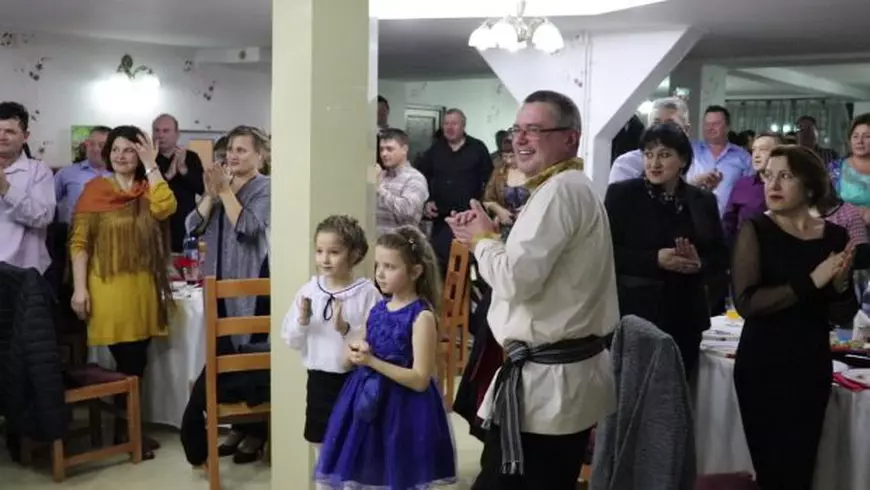 VIDEO / Cum sărbătoresc lipovenii Revelionul pe stil vechi. Mâncare românească, muzică şi dansuri ruseşti