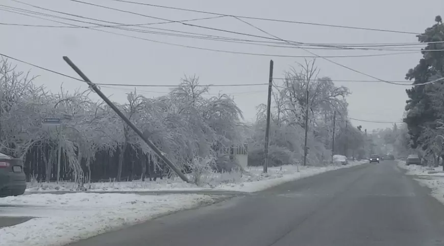 Iadul alb i-a lăsat pe români în beznă. Un reporter a fost în weekend într-un sat din județul Ialomița, cel mai afectat de fenomenele extreme din ultimele zile