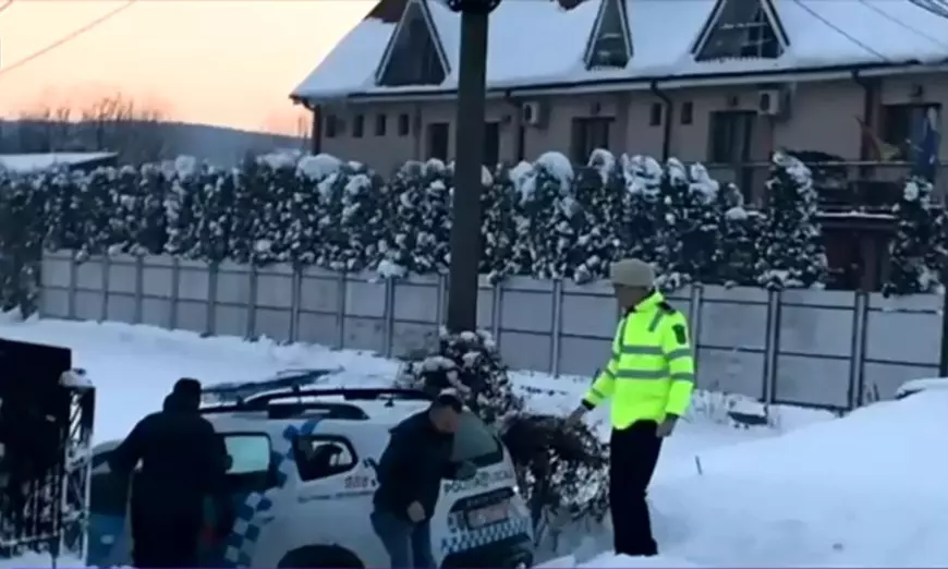 Şeful Poliţiei Locale Bacău a ajuns cu Duster-ul instituției în șanț. Martorii povestesc că era mangă de beat