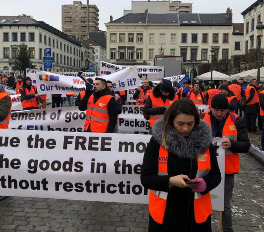 FOTO/ Protest al transportatorilor din România, Bulgaria și Polonia în fața Parlamentului European. Jumătate sunt din Suceava