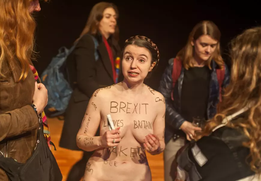 Academician Dr. Victoria Bateman, economist și activist anti-Brexit, a prezentat, goală, la Cambridge lucrarea "Brexit lasă Marea Britanie în fundul gol"