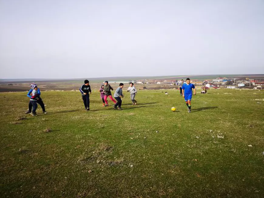 "Nenea Gică, fă-ne și pe noi fotbaliști!". Copiii din Săcele îl roagă pe "regele" Hagi să le refacă terenul din sat, pentru a avea și ei șansa de a deveni jucători adevărați | FOTO