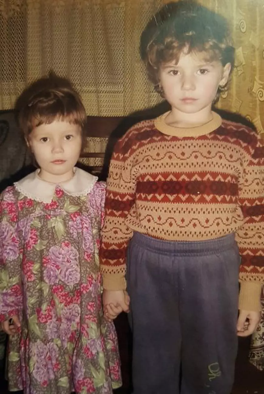 Mădălina (în dreapta), la vârsta de 7 ani, când a ramas orfană de tată