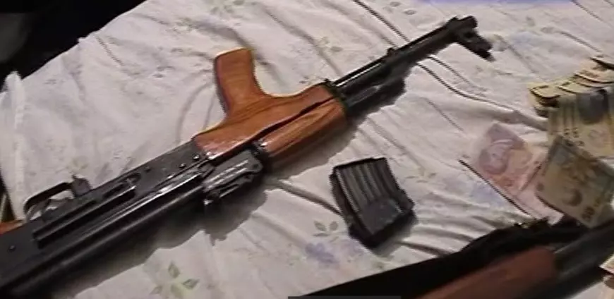 VIDEO/ Cum s-a făcut de râs justiția din România! Imaginile complete ale perchezițiilor DIICOT din Țăndărei, 2010: elicoptere, 120 polițiști, 200 jandarmi, oameni ridicați din pat, bani și AK-47 confiscate. Finalul: toți interlopii au scăpat în primă instanță