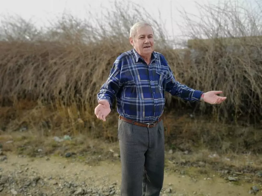 "Nenea Gică, fă-ne și pe noi fotbaliști!". Copiii din Săcele îl roagă pe "regele" Hagi să le refacă terenul din sat, pentru a avea și ei șansa de a deveni jucători adevărați | FOTO