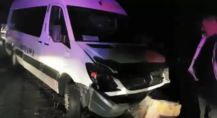 Microbuz cu 16 pasageri la bord, implicat într-un accident rutier în Mehedinți