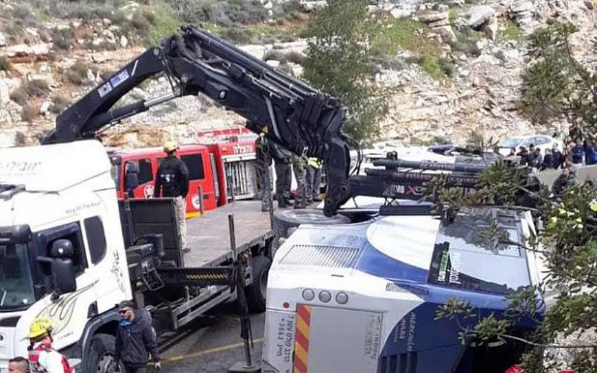 FOTO și VIDEO | Accident grav în apropiere de Ierusalim. Un autobuz s-a răsturnat pe autostradă: 2 morți și 41 de răniți