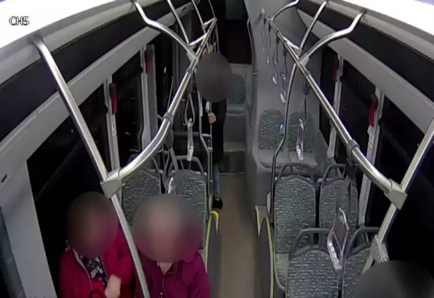 Autobuze lovite cu pietre şi ouă în Constanța. Un călător a fost rănit / VIDEO