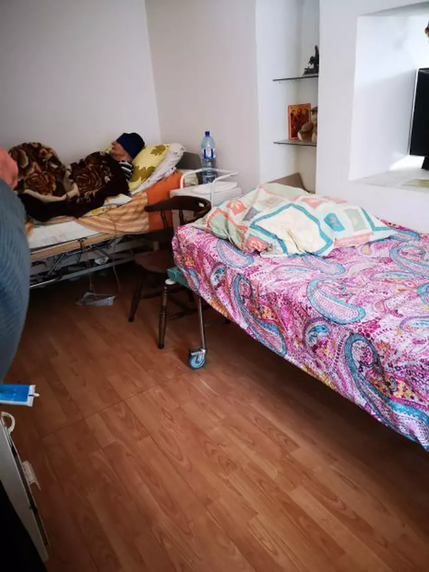 Mărturii cutremurătoare din azilul groazei! Bătrânii erau ținuți în frig, hrăniți cu mâncare expirată o dată pe zi, grav bolnavi și fără tratamente (FOTO)