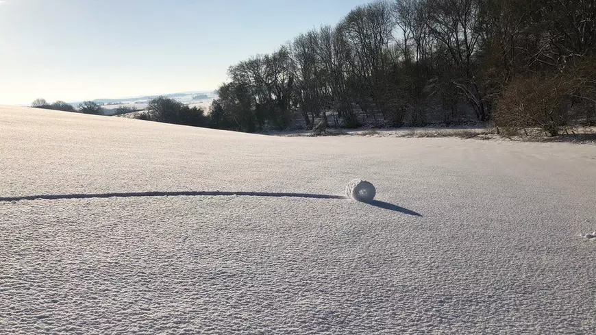 Fenomen extrem de rar surprins pe un câmp din Marea Britanie în urma ninsorilor din ultimele zile