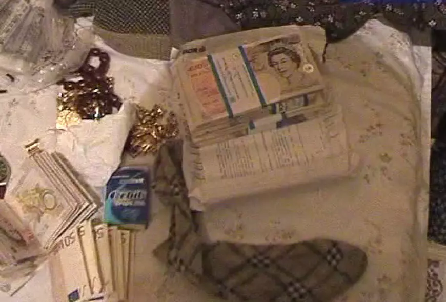 VIDEO/ Cum s-a făcut de râs justiția din România! Imaginile complete ale perchezițiilor DIICOT din Țăndărei, 2010: elicoptere, 120 polițiști, 200 jandarmi, oameni ridicați din pat, bani și AK-47 confiscate. Finalul: toți interlopii au scăpat în primă instanță