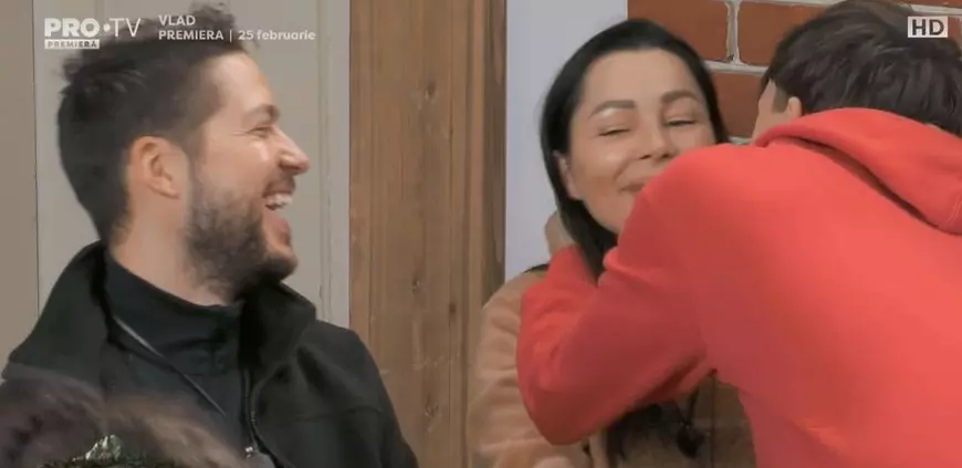 Dezmăț total la show-ul Ferma. Săruturi între două concurente, striptease și situații incomode | FOTO
