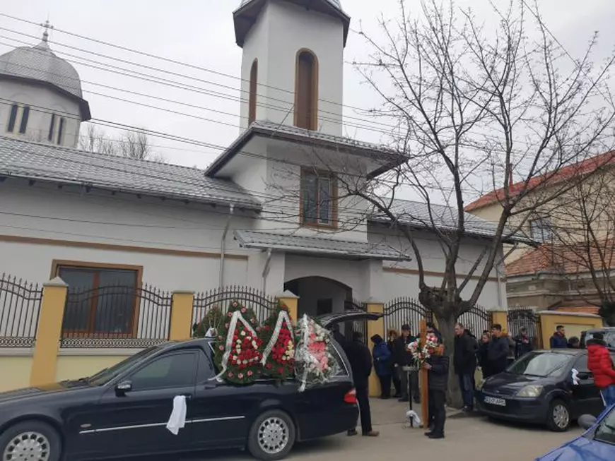 Valentina, fata ucisă de fostul iubit, condusă pe ultimul drum. Ce povestesc prietenii tinerei despre petrecerea din noaptea crimei (FOTO)