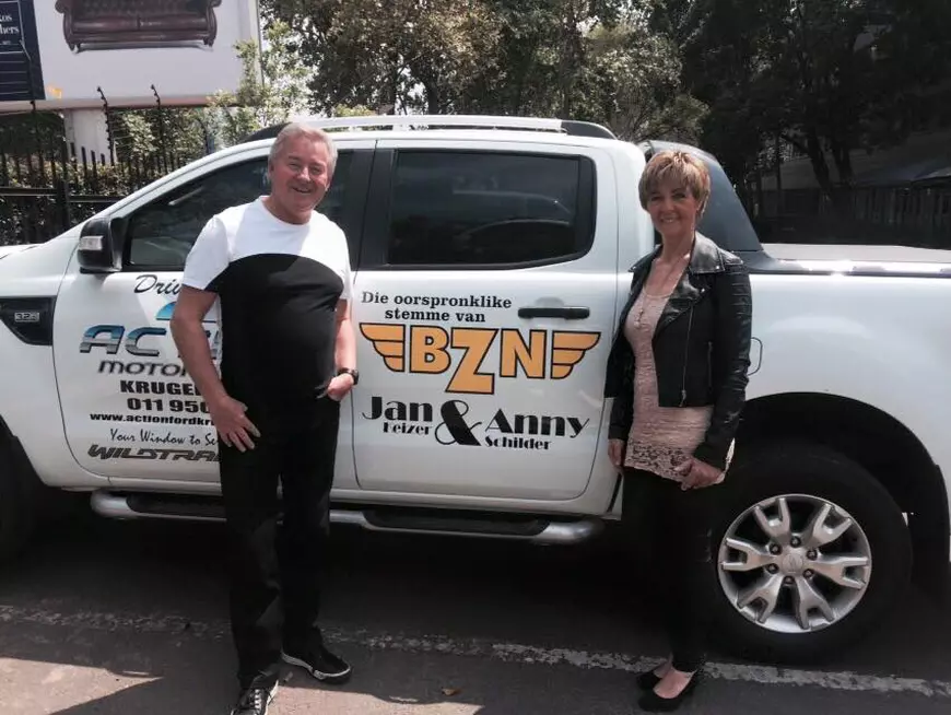 Trupa BZN, vedeta multor generații, își ia rămas-bun de la români pozând admirabil, în ii populare