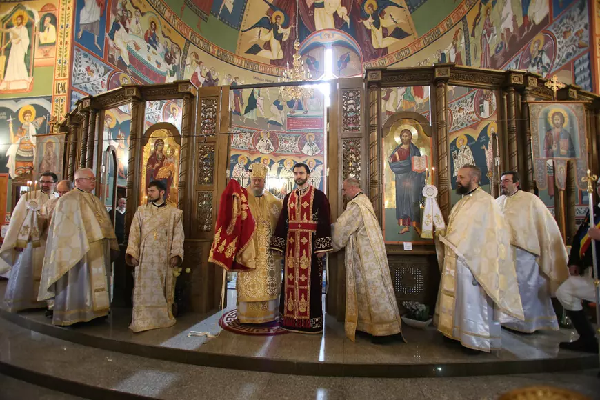 VIDEO/ Prezentatoarea TV Monica Colceriu nu mai e doar "fata popii", ci și "sora popii"! Fratele ei a-mbrăcat haina preoțească