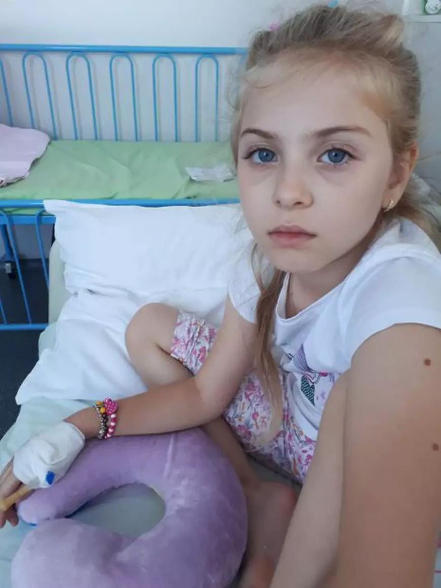 O fetiță de opt ani face mărțișoare ca să-și salveze viața. Denisa își ajută mama și bunica să strângă bani pentru tratamentul ei de la Viena (FOTO)