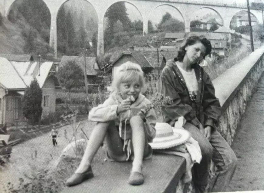 Poze inedite din copilăria vedetelor! Cum arătau Inna, Delia, Măruță, Esca și Smiley când erau de-o șchioapă