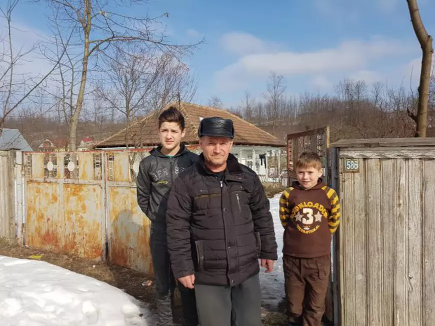 Lecția de voință a doi copii părăsiți de mamă pentru trei țigări. Iulian e olimpic și visează la o carieră militară, iar Alexandru vrea să ajungă Messi / FOTO