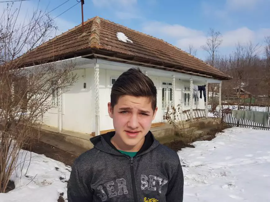 Lecția de voință a doi copii părăsiți de mamă pentru trei țigări. Iulian e olimpic și visează la o carieră militară, iar Alexandru vrea să ajungă Messi / FOTO