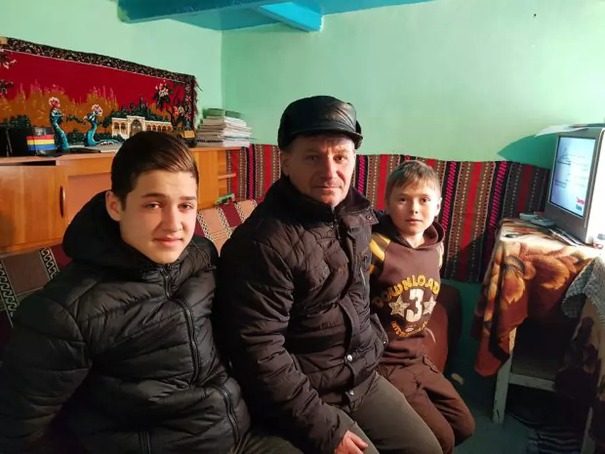 Lecția de voință a doi copii părăsiți de mamă pentru trei țigări. Iulian e olimpic și visează la o carieră militară, iar Alexandru vrea să ajungă Messi / FOTO