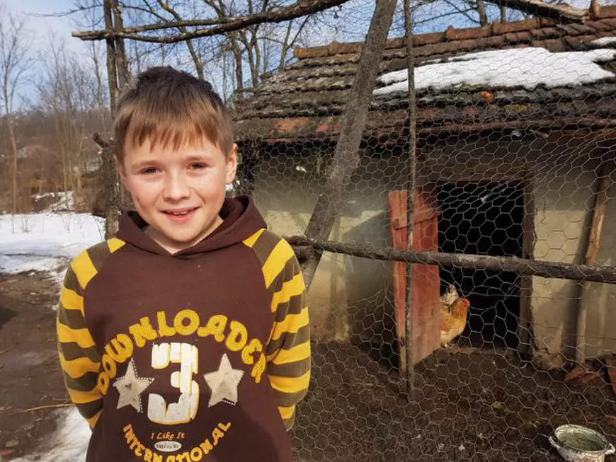 Lecția de voință a doi copii părăsiți de mamă pentru trei țigări. Iulian e olimpic și visează la o carieră militară, iar Alexandru vrea să ajungă Messi / FOTO