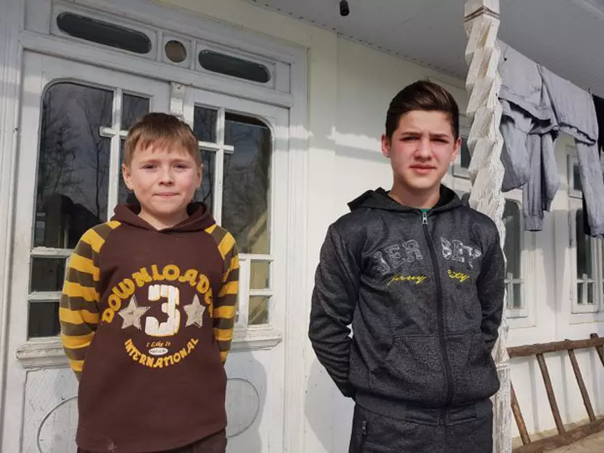 Lecția de voință a doi copii părăsiți de mamă pentru trei țigări. Iulian e olimpic și visează la o carieră militară, iar Alexandru vrea să ajungă Messi / FOTO