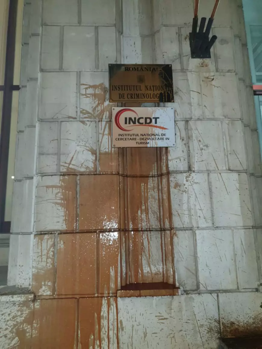 FOTO | Protestatarii au aruncat cu ketchup pe pereții Ministerului Justiției