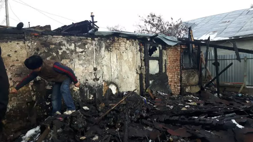 O bunică din Vrancea își crește singură nepoata și acum a rămas fără casă, care a ars complet! „Dumnezeu mi-a dat acest boț de aur, ca să merg mai departe”