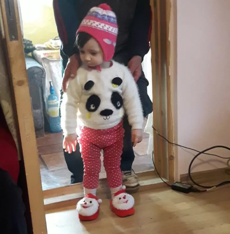 O bunică din Vrancea își crește singură nepoata și acum a rămas fără casă, care a ars complet! „Dumnezeu mi-a dat acest boț de aur, ca să merg mai departe”