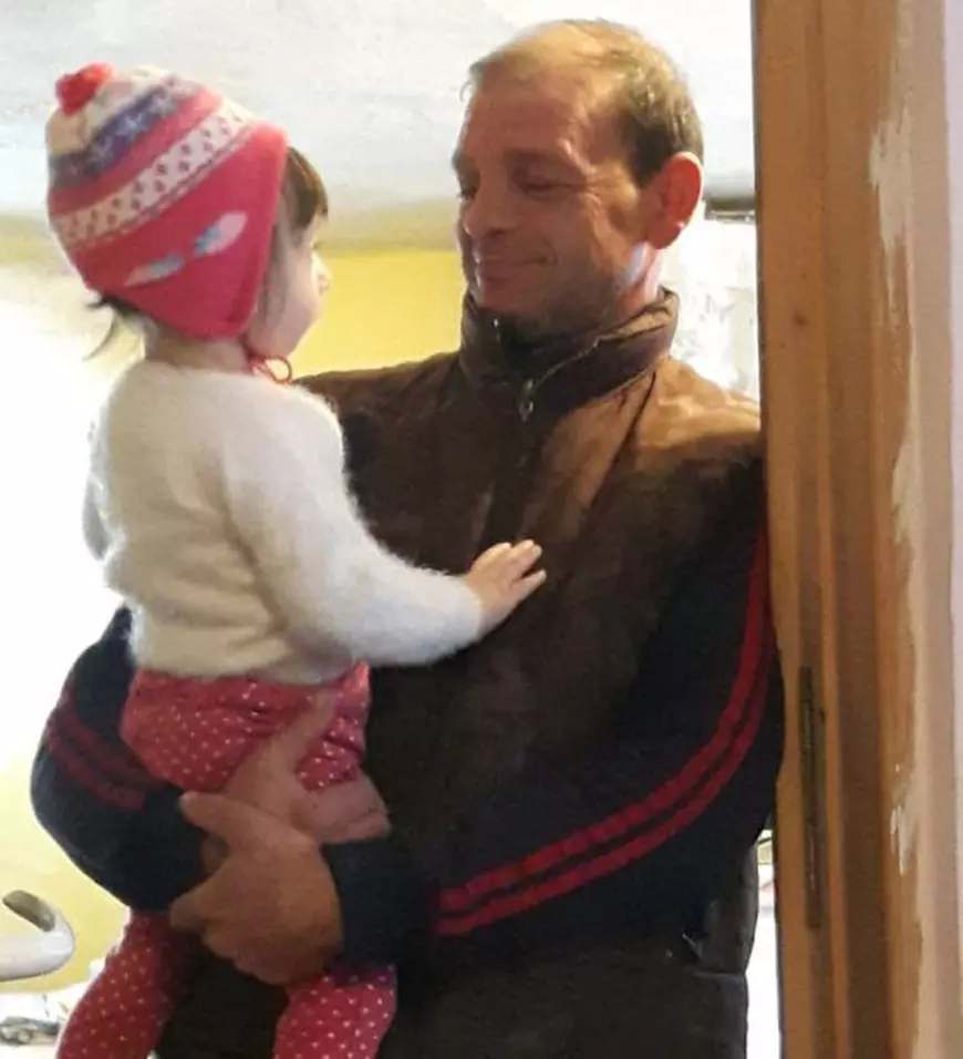 O bunică din Vrancea își crește singură nepoata și acum a rămas fără casă, care a ars complet! „Dumnezeu mi-a dat acest boț de aur, ca să merg mai departe”