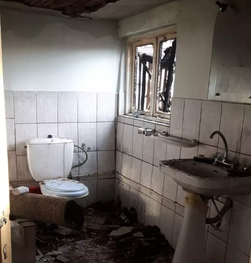 O bunică din Vrancea își crește singură nepoata și acum a rămas fără casă, care a ars complet! „Dumnezeu mi-a dat acest boț de aur, ca să merg mai departe”