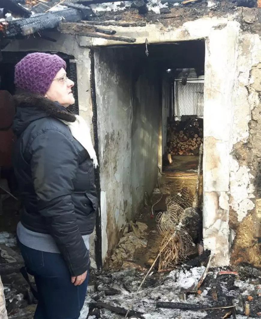 O bunică din Vrancea își crește singură nepoata și acum a rămas fără casă, care a ars complet! „Dumnezeu mi-a dat acest boț de aur, ca să merg mai departe”
