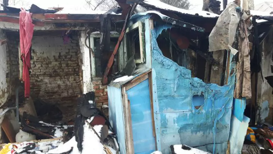 O bunică din Vrancea își crește singură nepoata și acum a rămas fără casă, care a ars complet! „Dumnezeu mi-a dat acest boț de aur, ca să merg mai departe”