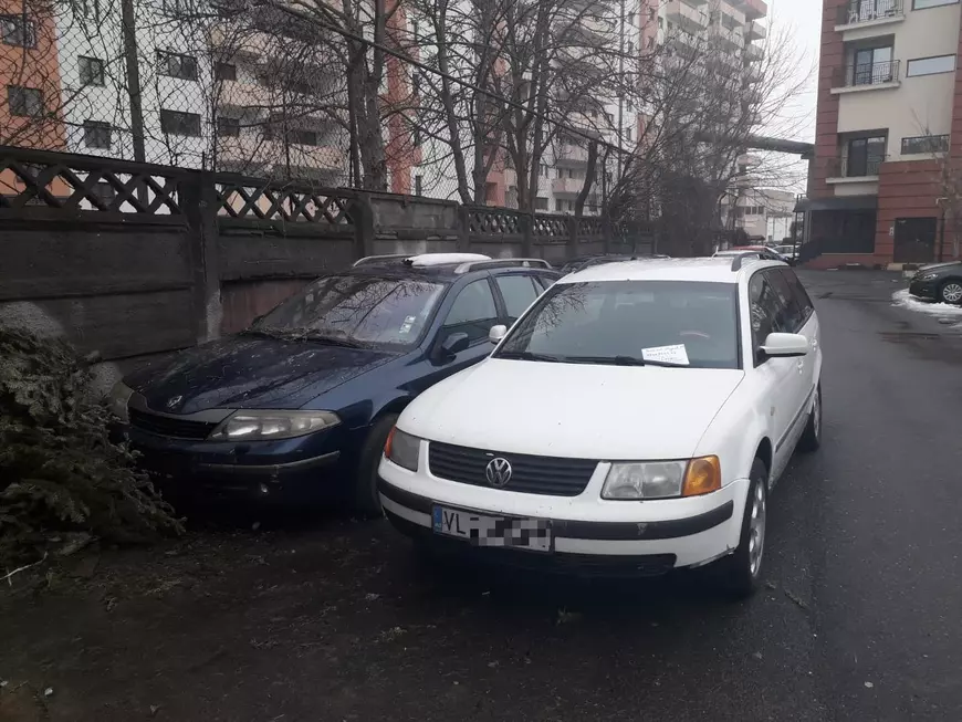 Un cântăreț român este victima unui furt bizar! Hoții l-au lăsat fără plăcuțele de înmatriculare, dar ce au făcut după este de neînțeles pentru polițiști