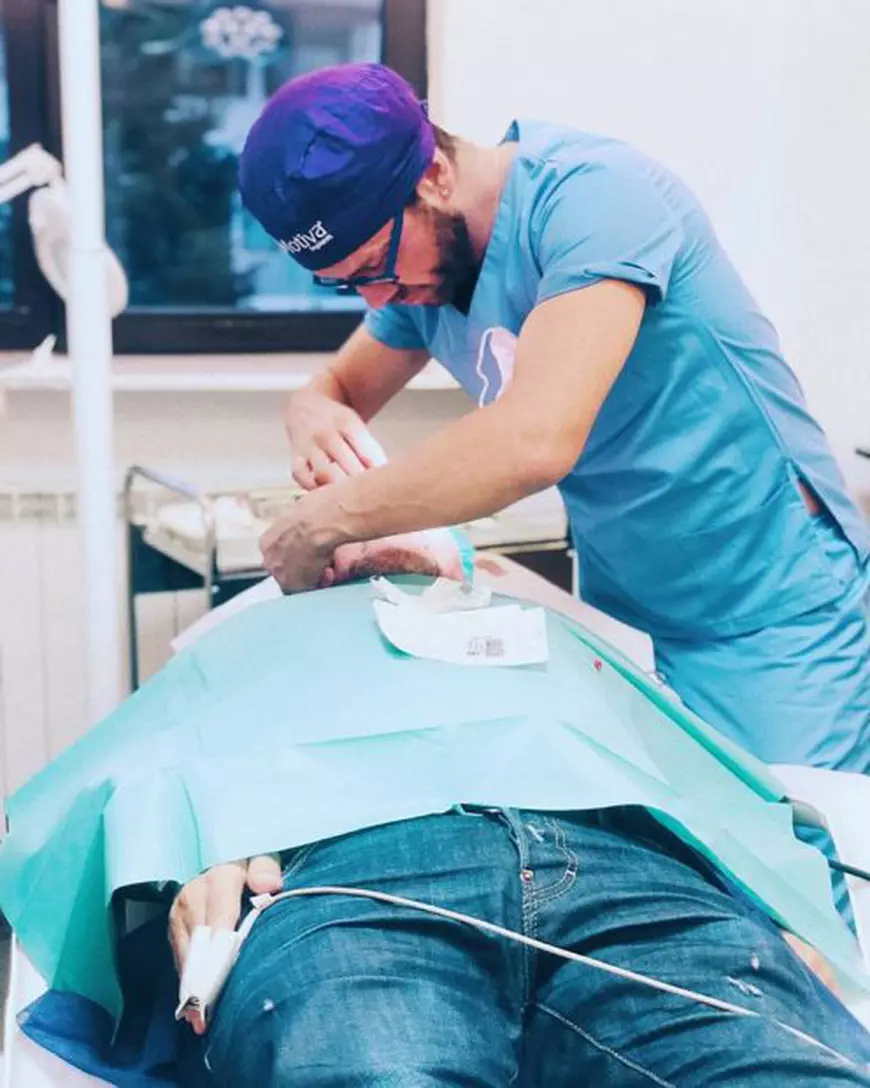 Așa arată diploma de absolvent de facultate de medicină din Kosovo, scrisă în sârbă, cu care falsul doctor a operat în România, deși DSP recunoaște că "n-am înțeles nimic din ea"!