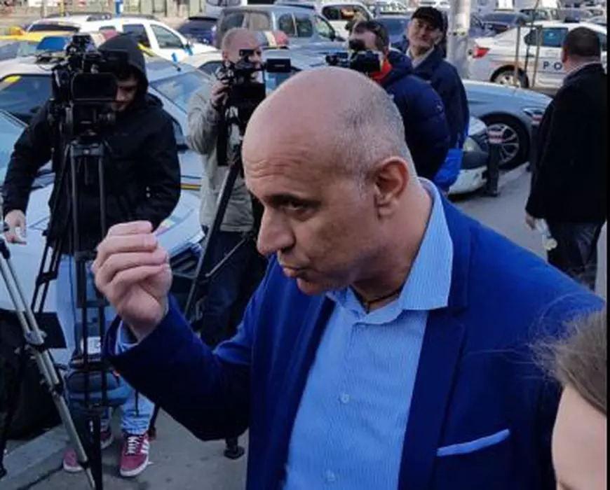 Medicul Al Jashi Isam, la ieșirea din Secția 9 de Poliție