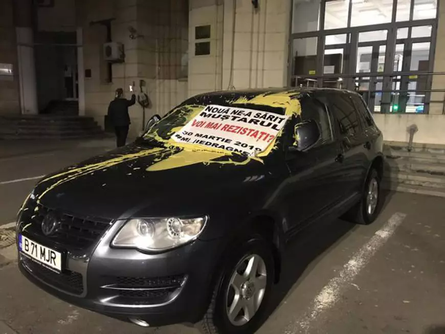 FOTO | Mai mulți protestatari au aruncat cu muștar pe o mașină a Ministerului Justiției. Ce mesaj au lipit pe autoturism