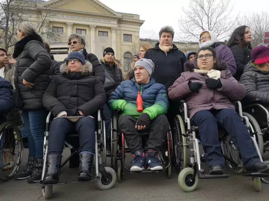 FOTO/ Protest în fața Guvernului. Asociațiile civice militează pentru Autostrada Iaşi - Târgu Mureş